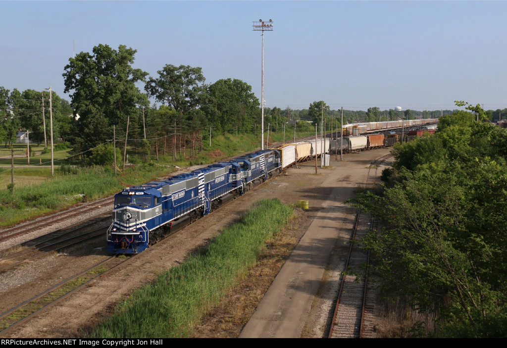 Y119 goes about reblocking the northbound train